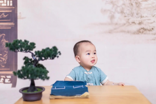 巴中怀孕肚子中间凹两边凸