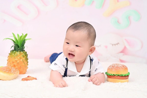 巴中宝宝在妈妈肚子里
